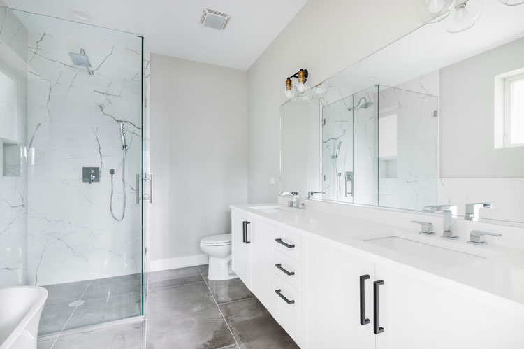 Badezimmer ohne Fliesen renovieren und hohem Komfort gewinnen